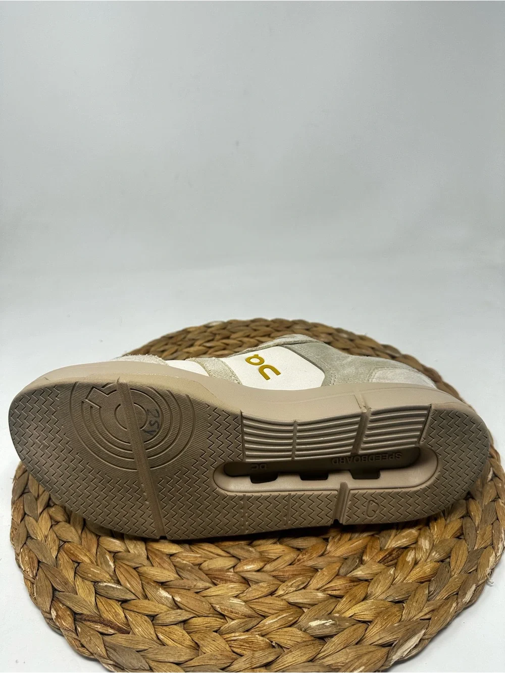 ON Running The Roger Clubhouse Sneaker Ace Beige Size 9 Men's